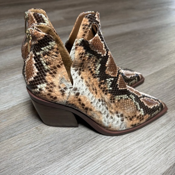 Vince Camuto Gannilla Western Python Snakeskin Leather Ankle Boots - Picture 4 of 9